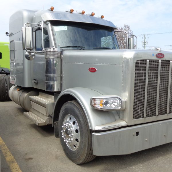 Peterbilt 589 gris