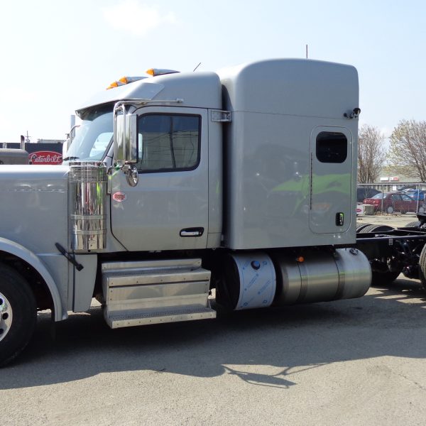 Peterbilt 589 gris