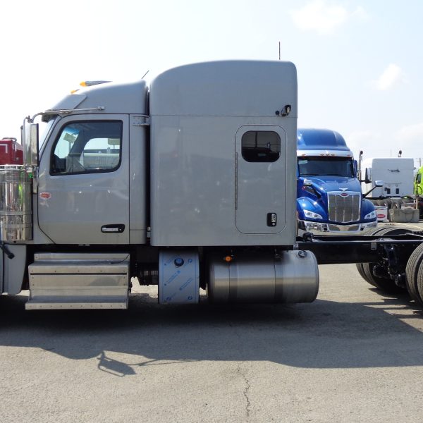 Peterbilt 589 gris
