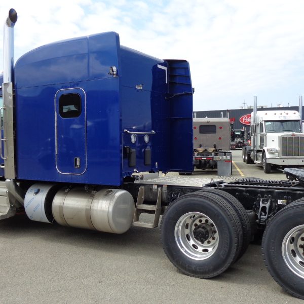 Peterbilt 589 Bleu