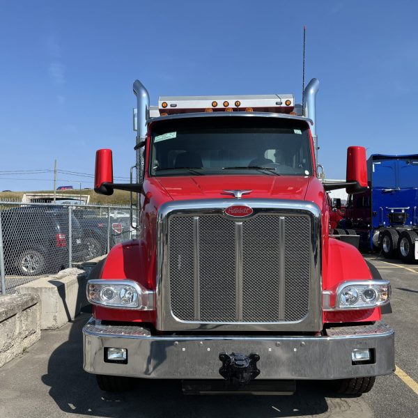Peterbilt 567 camion pour benne 12 roues