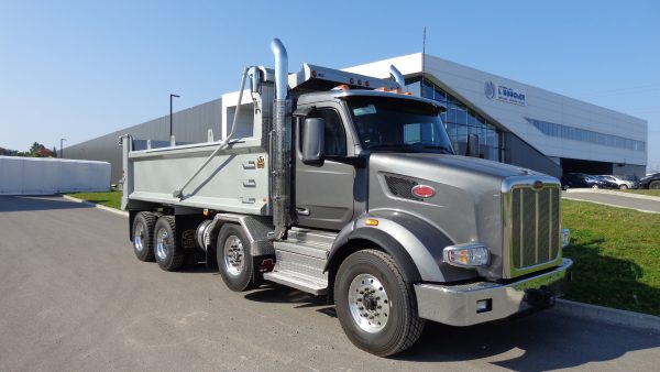 Peterbilt 567 camion pour benne 12 roues