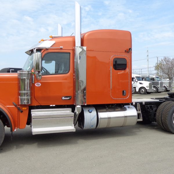 Peterbilt 589 orange