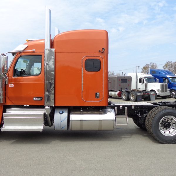 Peterbilt 589 orange