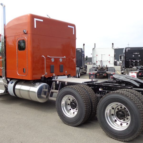 Peterbilt 589 orange