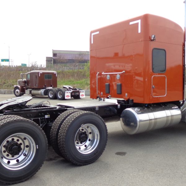 Peterbilt 589 orange