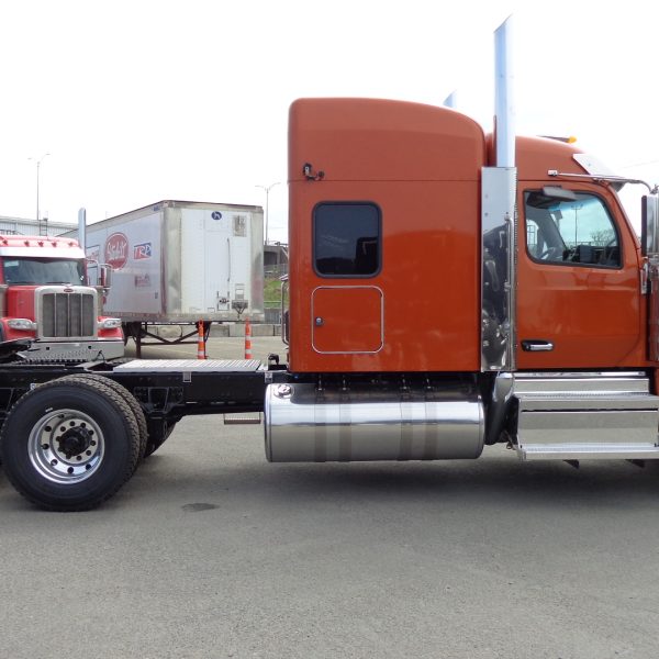 Peterbilt 589 orange