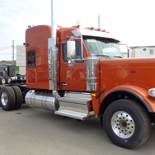 Peterbilt 589 orange