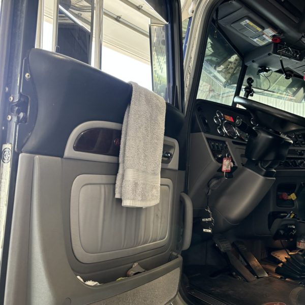 2022 Peterbilt 389 BAS MILLAGE, TRÈS PROPRE