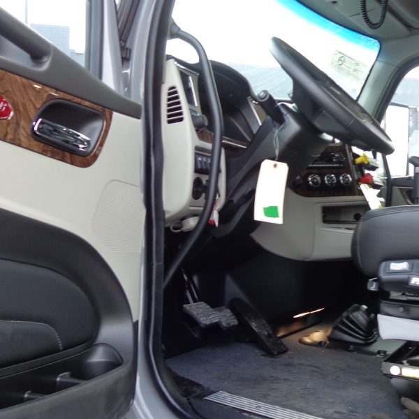2025 Peterbilt 589