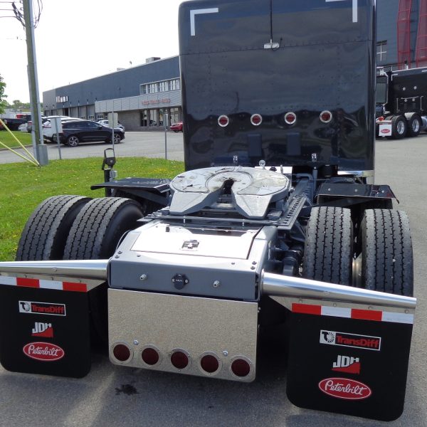 Peterbilt 589-8
