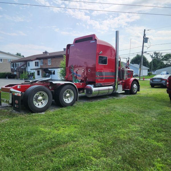 Peterbilt 389 – 2023 – Rouge Candy Apple