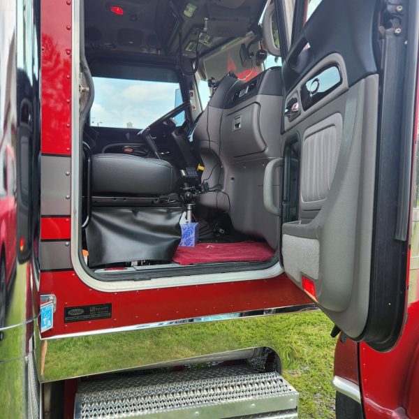 Peterbilt 389 – 2023 – Rouge Candy Apple