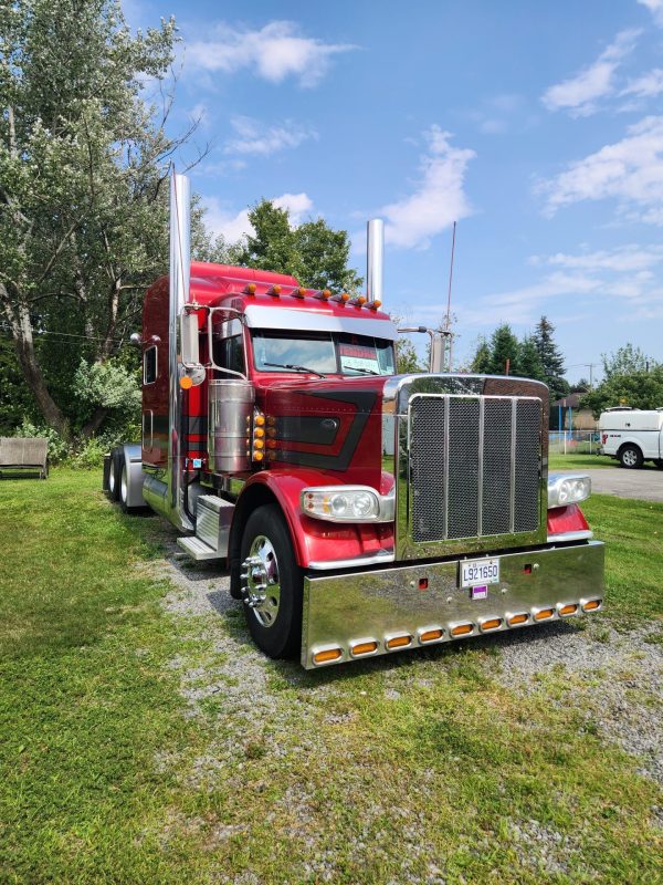 Peterbilt 389 – 2023 – Rouge Candy Apple