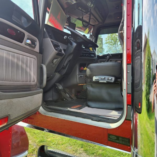 Peterbilt 389 – 2023 – Rouge Candy Apple