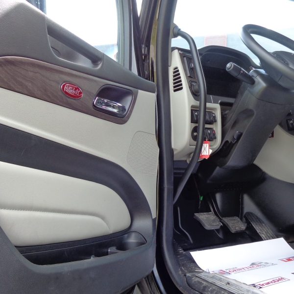 2025 Peterbilt 579 – Great project! Manual transmission, very rare!