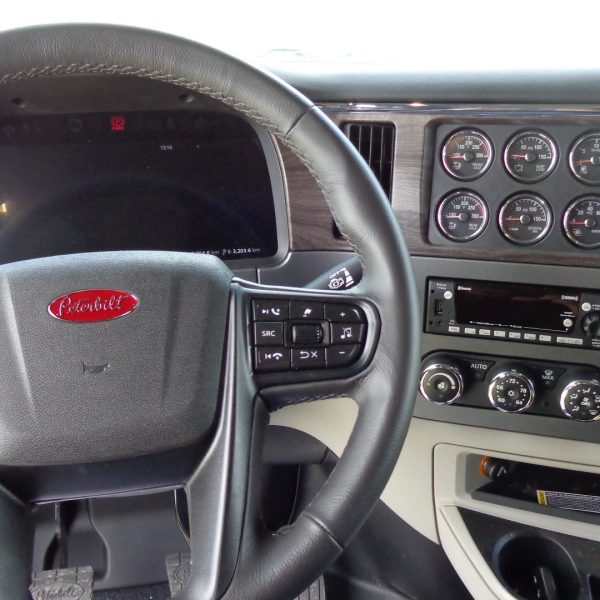2025 Peterbilt 579 – Great project! Manual transmission, very rare!