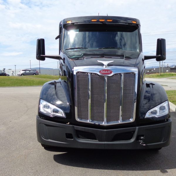 2025 Peterbilt 579 – Great project! Manual transmission, very rare!