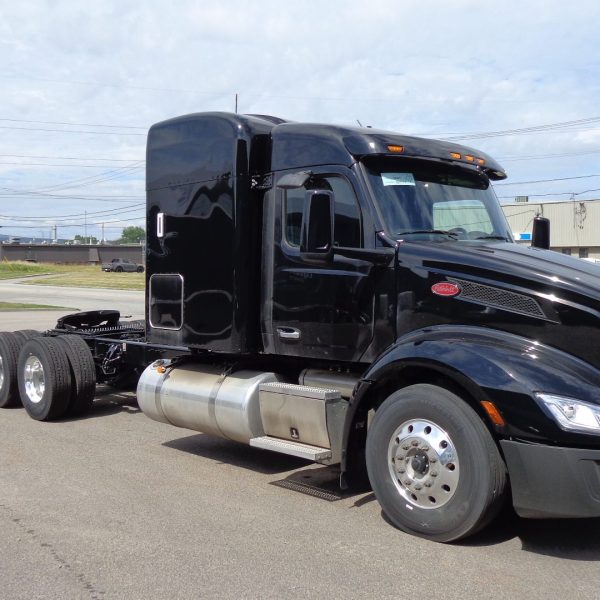 2025 Peterbilt 579 – Great project! Manual transmission, very rare!