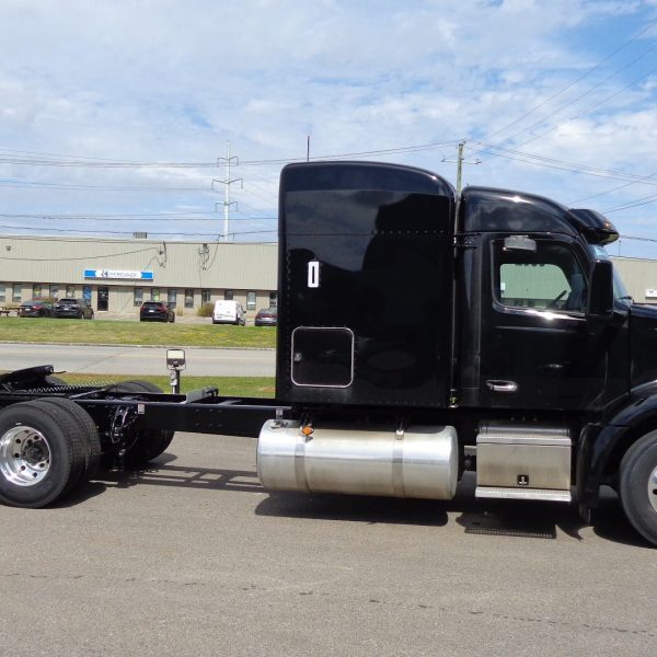 2025 Peterbilt 579 – Great project! Manual transmission, very rare!