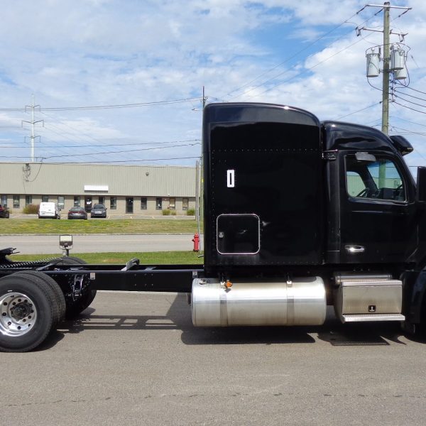 2025 Peterbilt 579 – Great project! Manual transmission, very rare!
