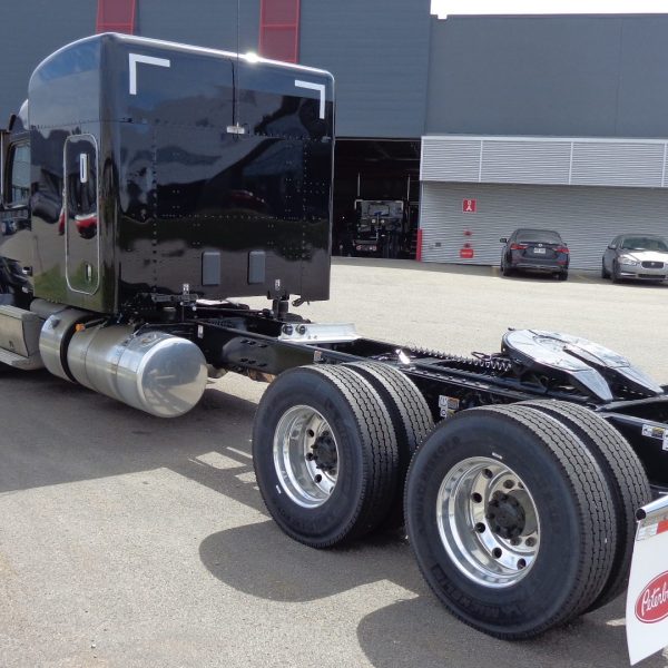2025 Peterbilt 579 – Great project! Manual transmission, very rare!
