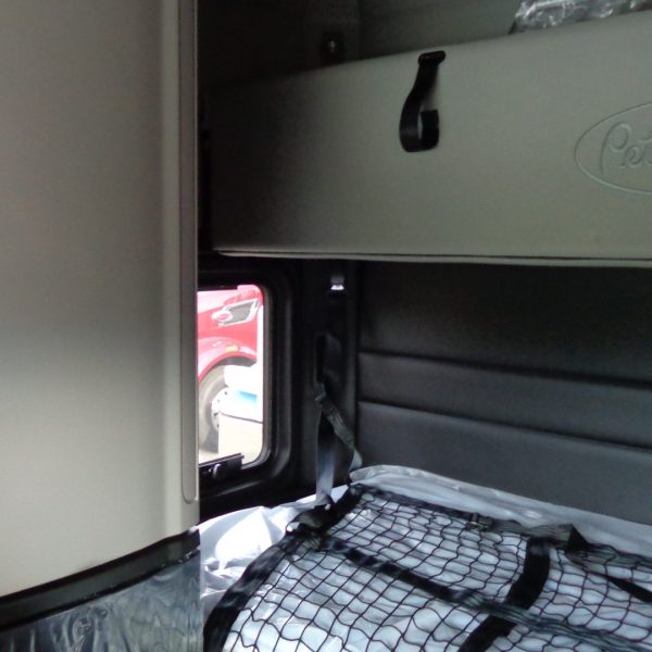 2026 Peterbilt 589 - Carbone Grey