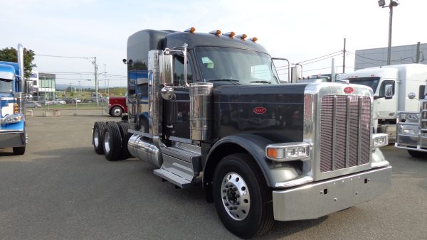 2026 Peterbilt 589 - Carbone Grey