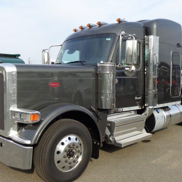 2026 Peterbilt 589 - Carbone Grey