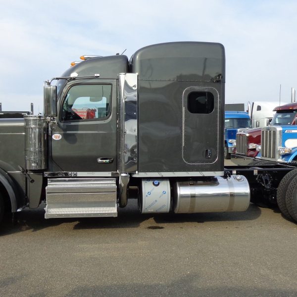 2026 Peterbilt 589 - Carbone Grey