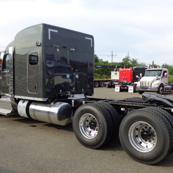 2026 Peterbilt 589 - Carbone Grey