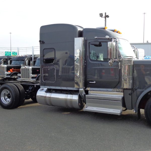 2026 Peterbilt 589 - Carbone Grey