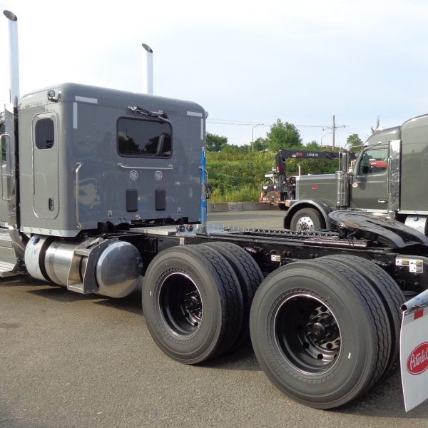 2026 Peterbilt 589 Camion Fardier - Gris