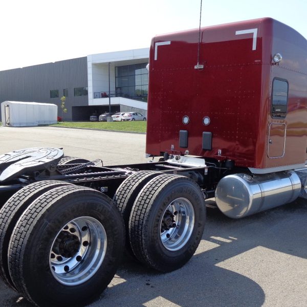 2026 Peterbilt 589 - Rouge flamme
