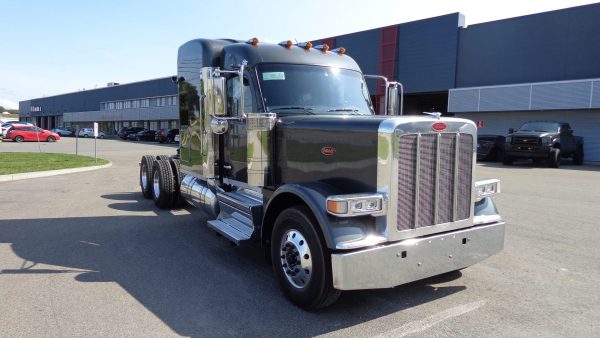 2026 Peterbilt 589 - Carbone Grey