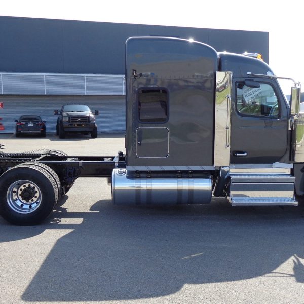 2026 Peterbilt 589 - Carbone Grey