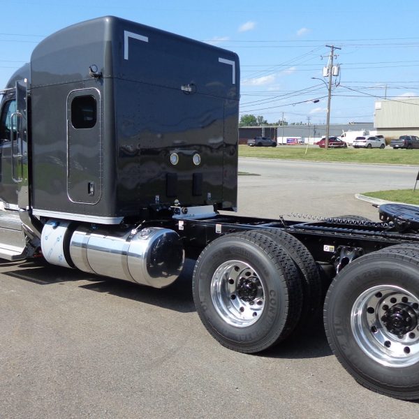 2026 Peterbilt 589 - Carbone Grey