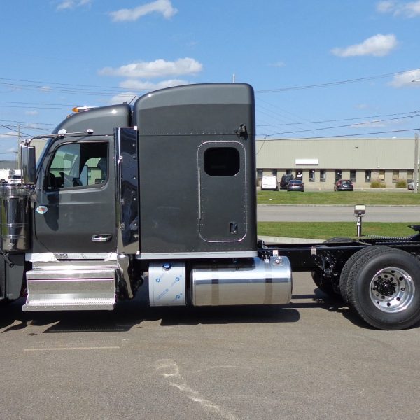 2026 Peterbilt 589 - Carbone Grey