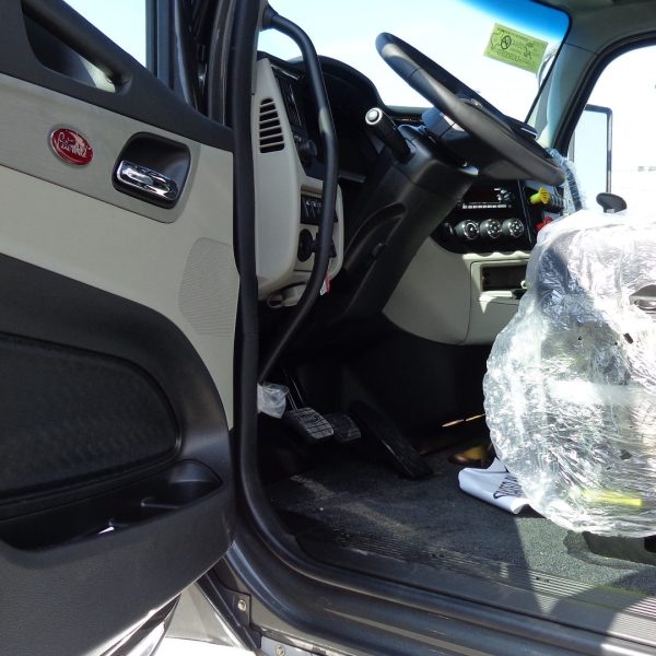 2026 Peterbilt 589 - Carbone Grey