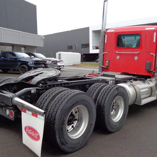 2026 Peterbilt 589 – Camion fardier Day Cab