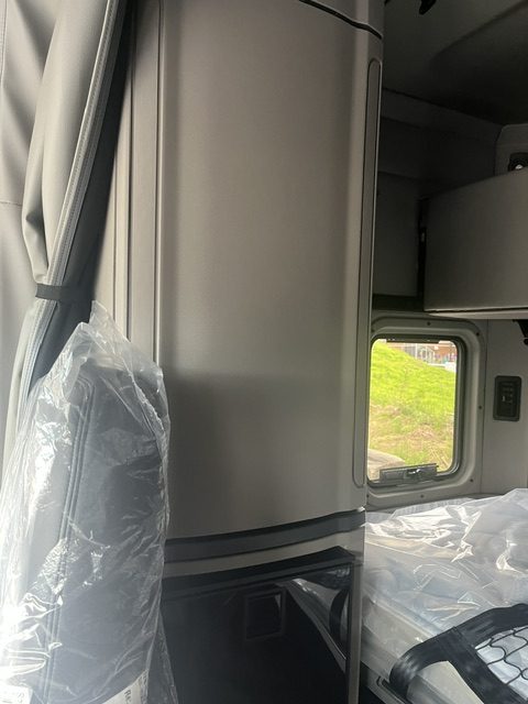 2027 Peterbilt 567 – Northsea gray