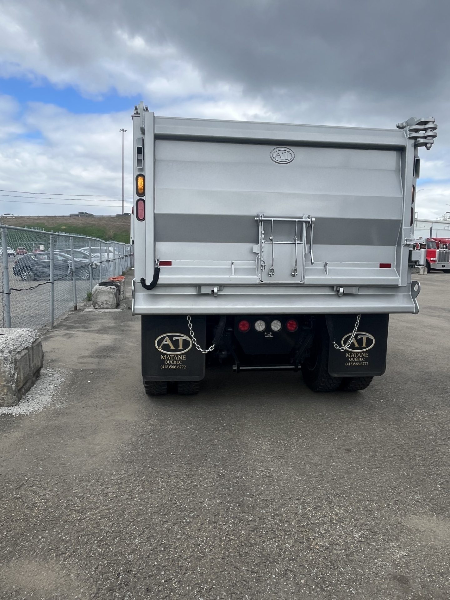 2027 Peterbilt 567 – Gray