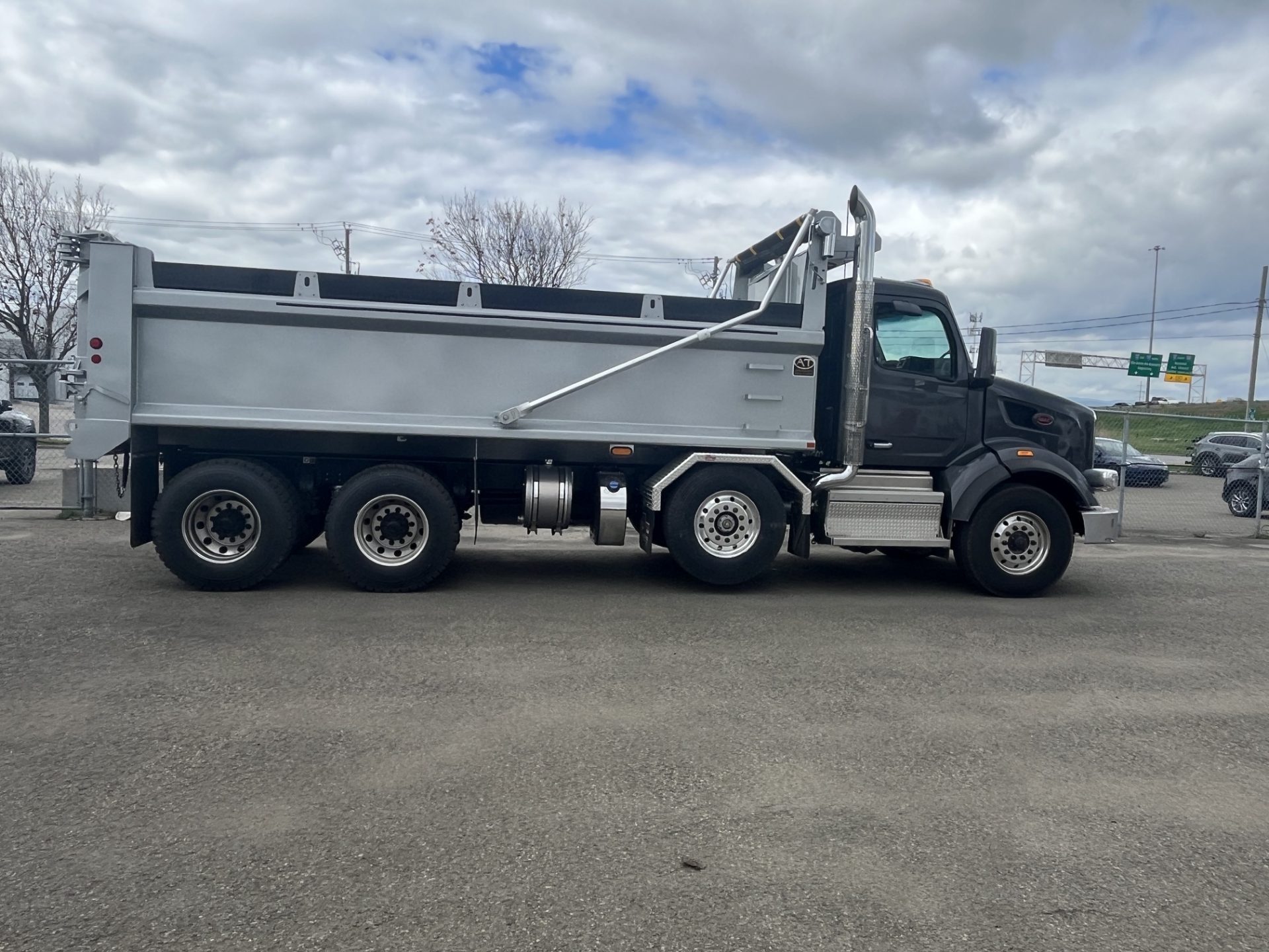 2027 Peterbilt 567 – Gray