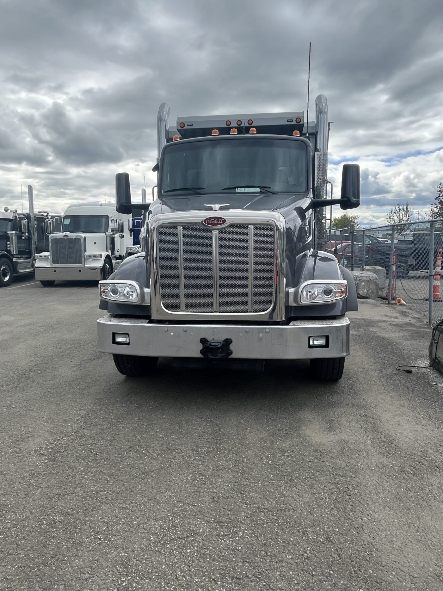 2027 Peterbilt 567 – Gray