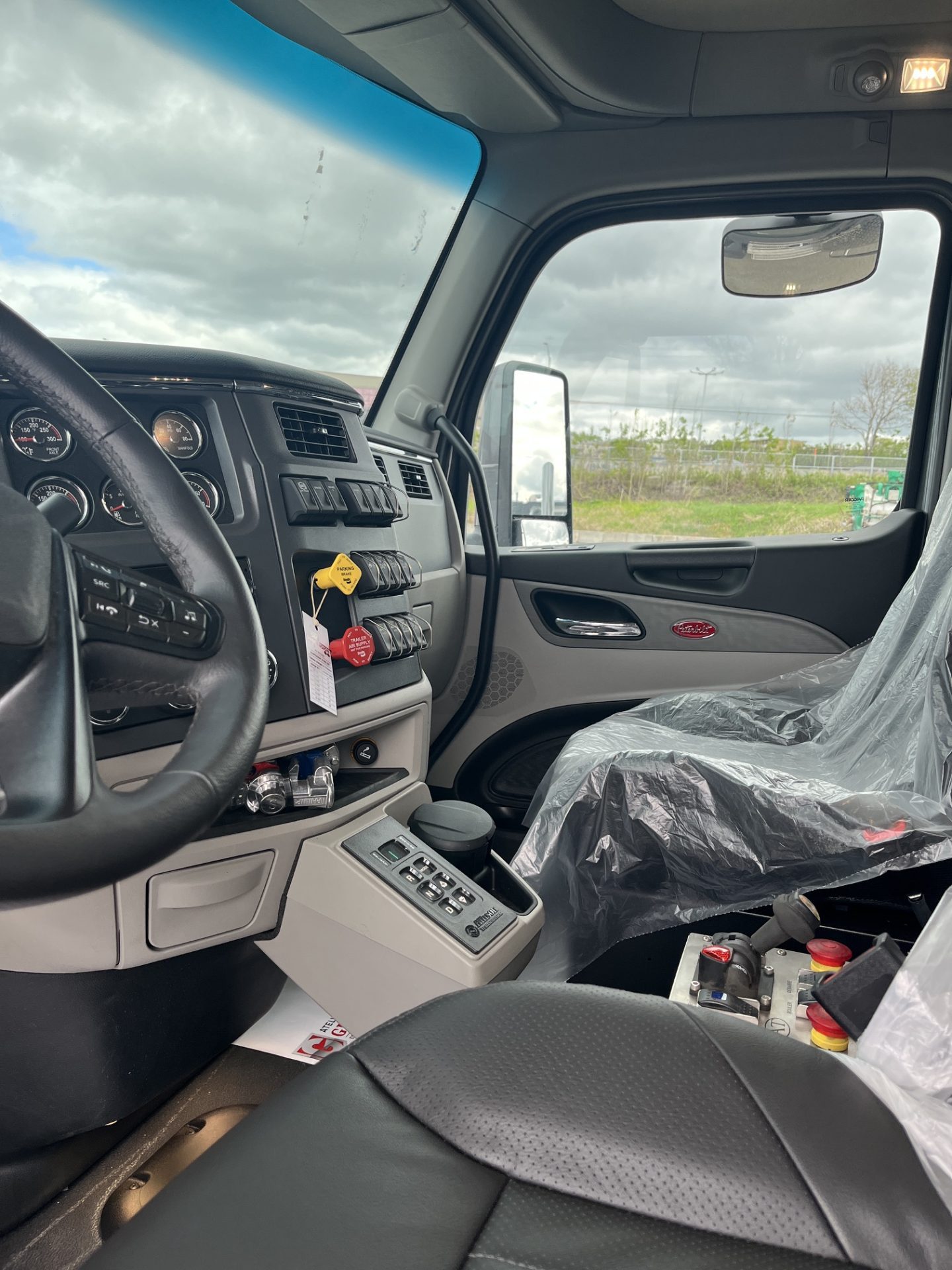 2027 Peterbilt 567 – Gray