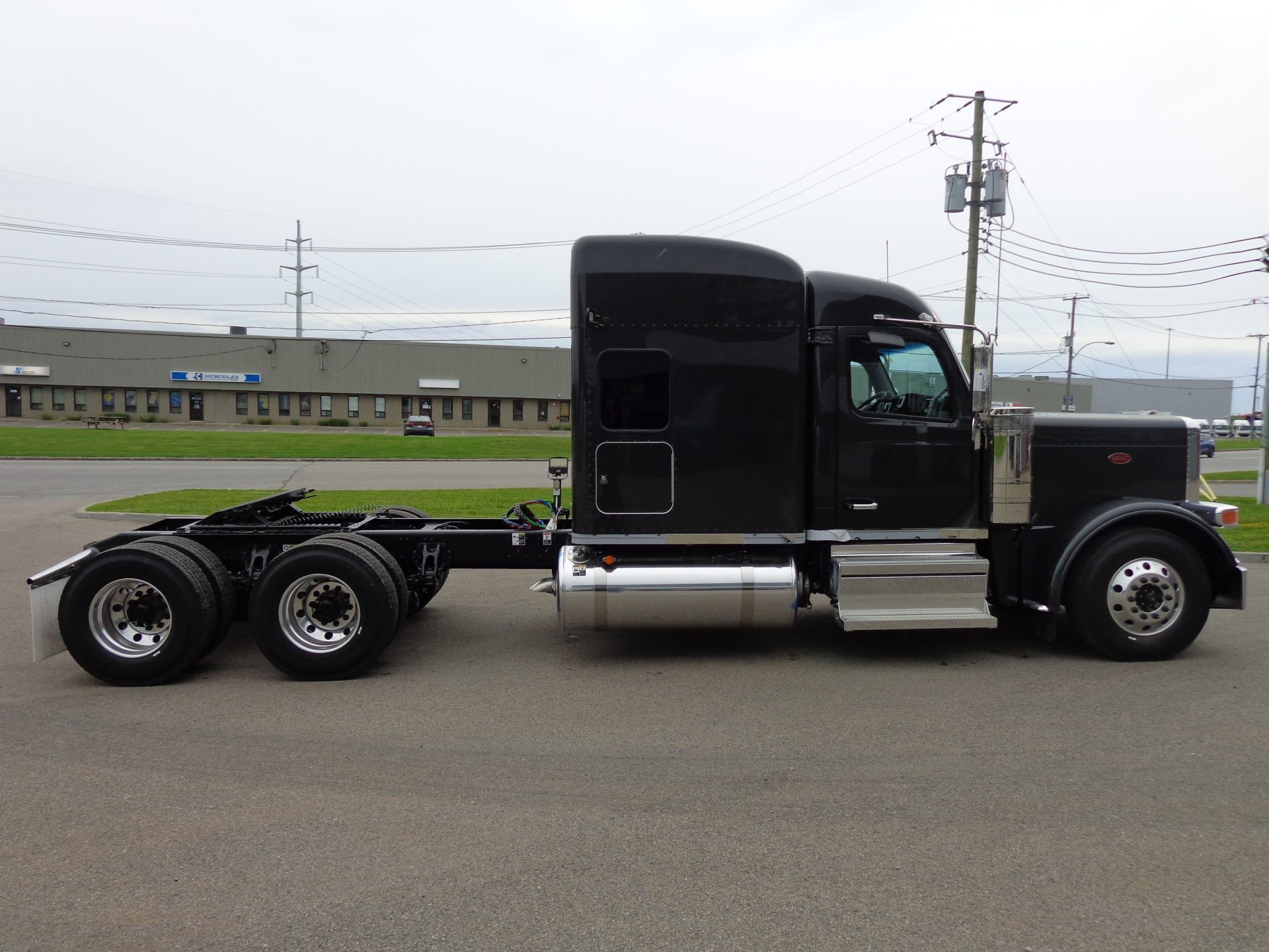 Peterbilt 589 2027 GRAY