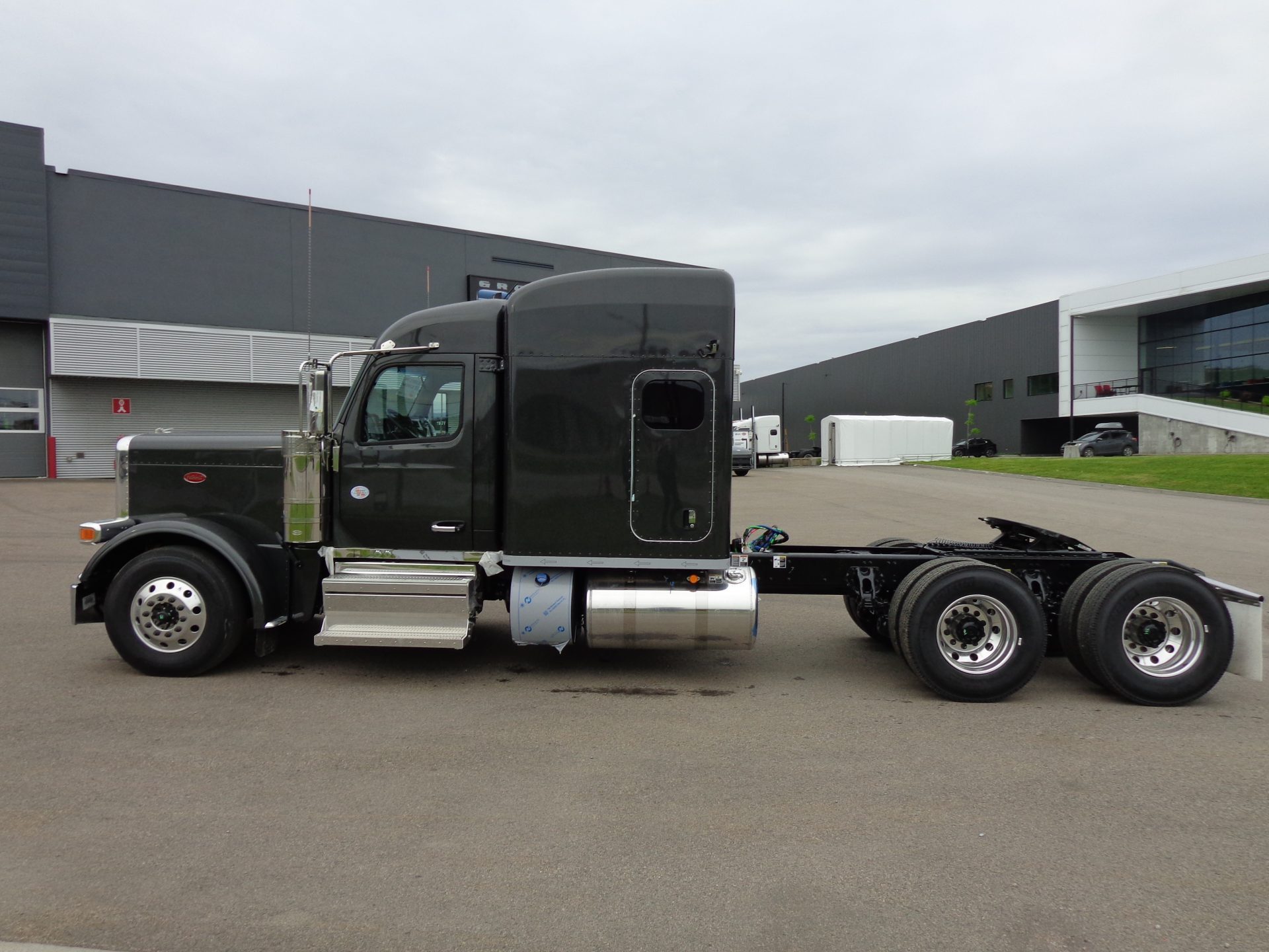 2027 Peterbilt 589 Gris