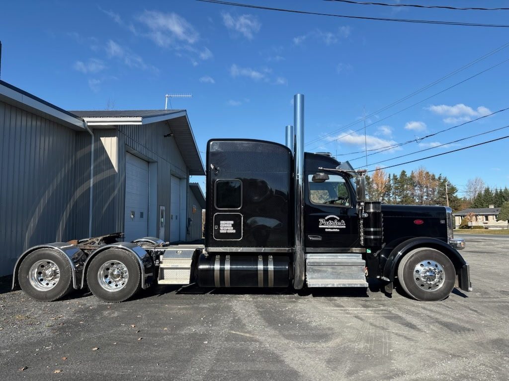 Peterbilt 589 2025