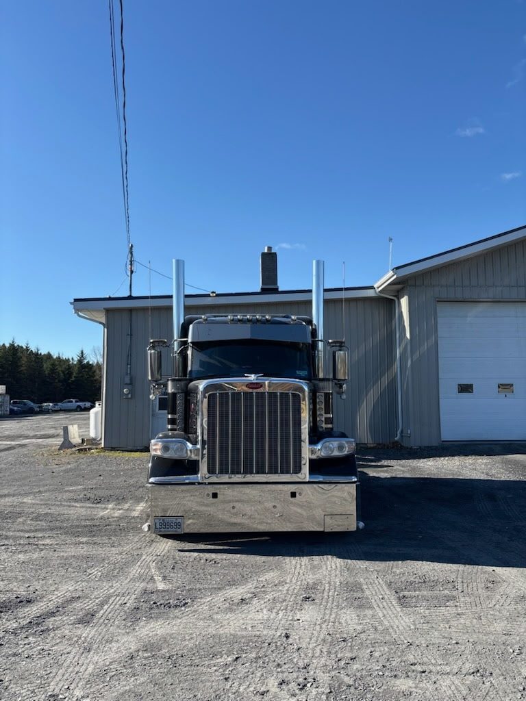 Peterbilt 589 2025